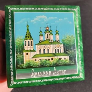 Russian Lacquered Trinket Box ~ Handpainted (?) ~ Pretty!
